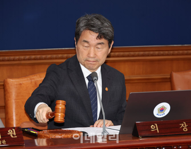 [포토]의사봉 두드리는 이주호 권한대행