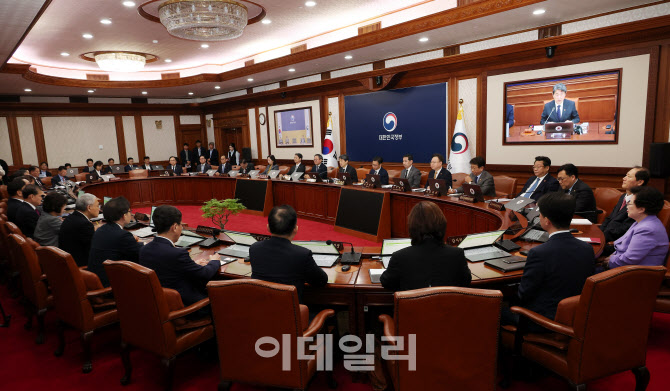 [포토]이주호 권한대행 주재로 열린 국무회의