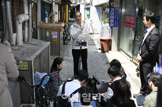 [포토] 쪽방촌에서 기자 브리핑하는 한덕수 후보