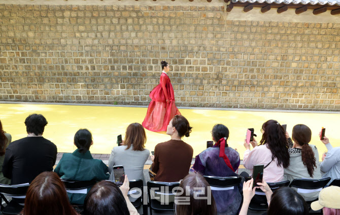 [포토]덕수궁 돌담길에서 열린 로드패션쇼