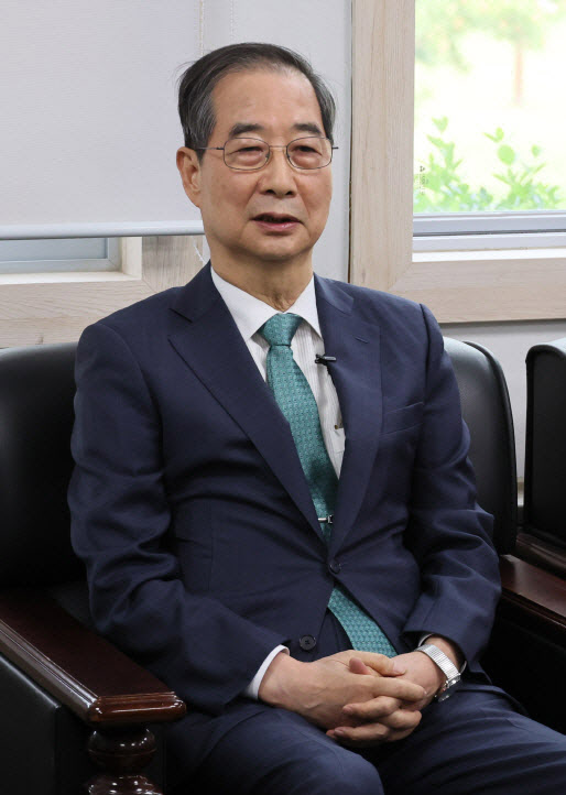 한덕수 '경선 고배' 한동훈에 "고생했다…만나자"