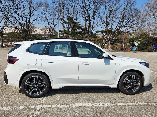 장점만 쏙쏙…BMW iX1이 주는 전동화 만족감[타봤어요]