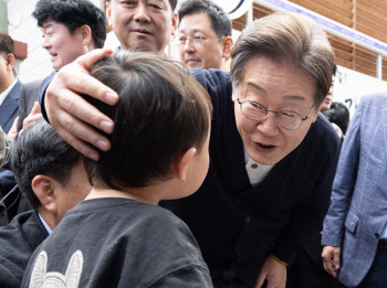 이재명 "아동수당 지급 연령 18세까지 확대"