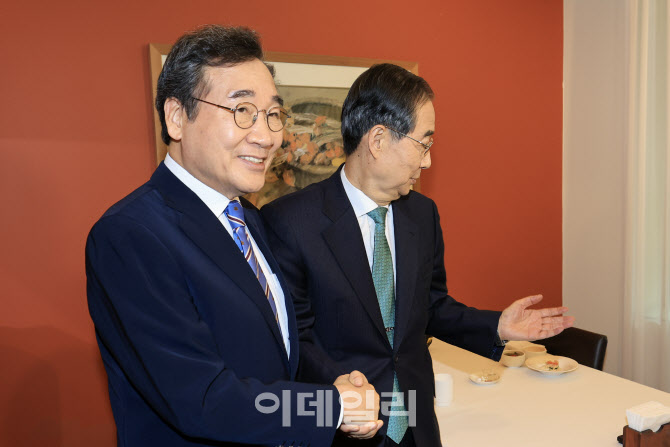 [포토]이낙연에게 자리 안내하는 한덕수