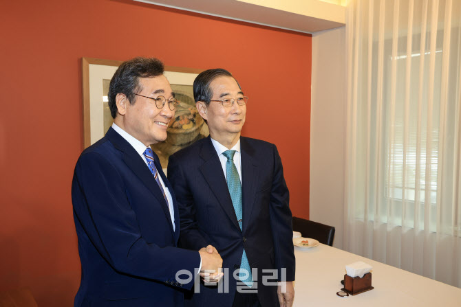 [포토]기념촬영하는 한덕수-이낙연