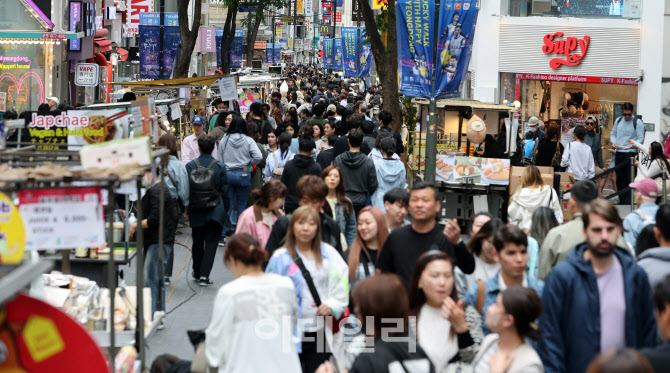 [포토]연휴 마지막날 인파로 북적이는 명동