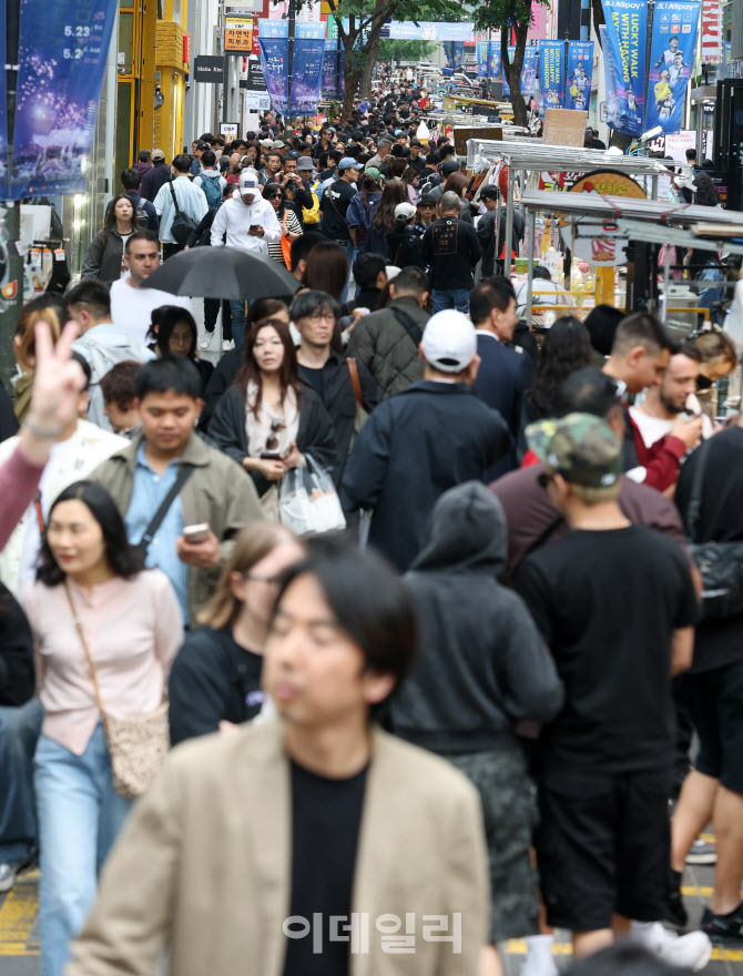 [포토]5월 황금연휴 마지막날, 북적이는 명동