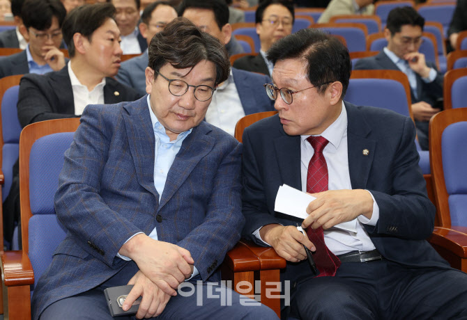 [포토]의원총회, '대화하는 권성동-박형수'