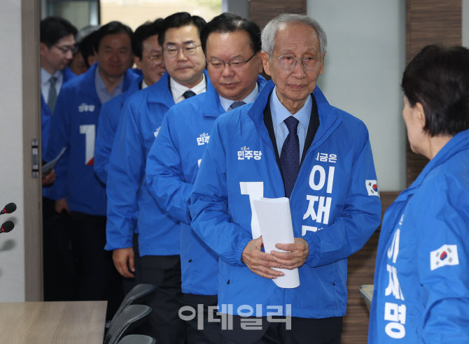 [포토]중앙선대위 참석하는 윤여준-박찬대'
