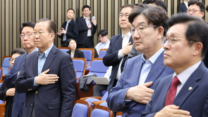 국힘, 사흘째 의총서 단일화 논의…김문수는 참석 안할 듯