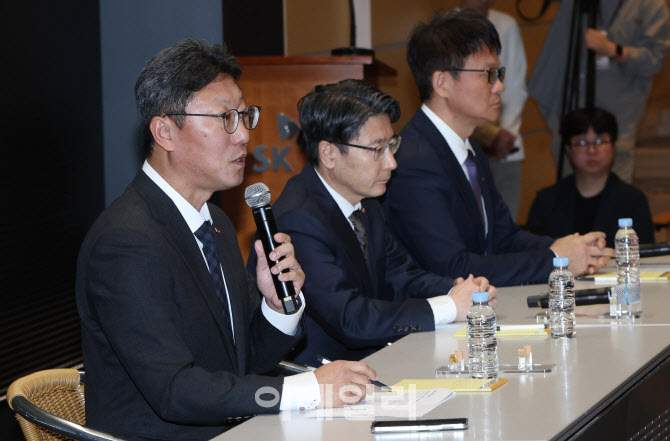 [포토]취재진 질의에 답하는 SKT 임원진