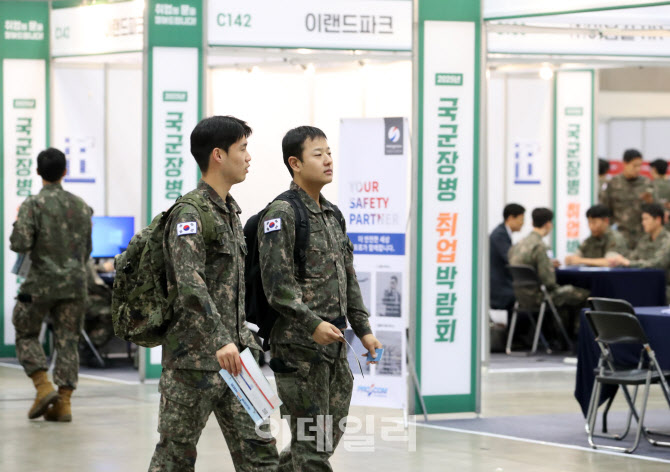 [포토] 취업박람회 찾은 장병들