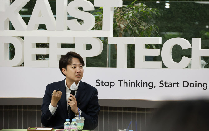 "노벨·필즈상 받은 과학자, 월 500만원 연금"…이준석 과학공약