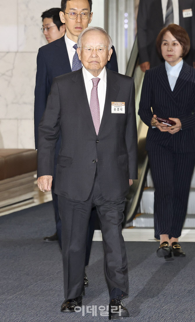 [포토]이재명 더불어민주당 대선후보-경제5단체장 간담회 참석하는 손경식 경총 회장