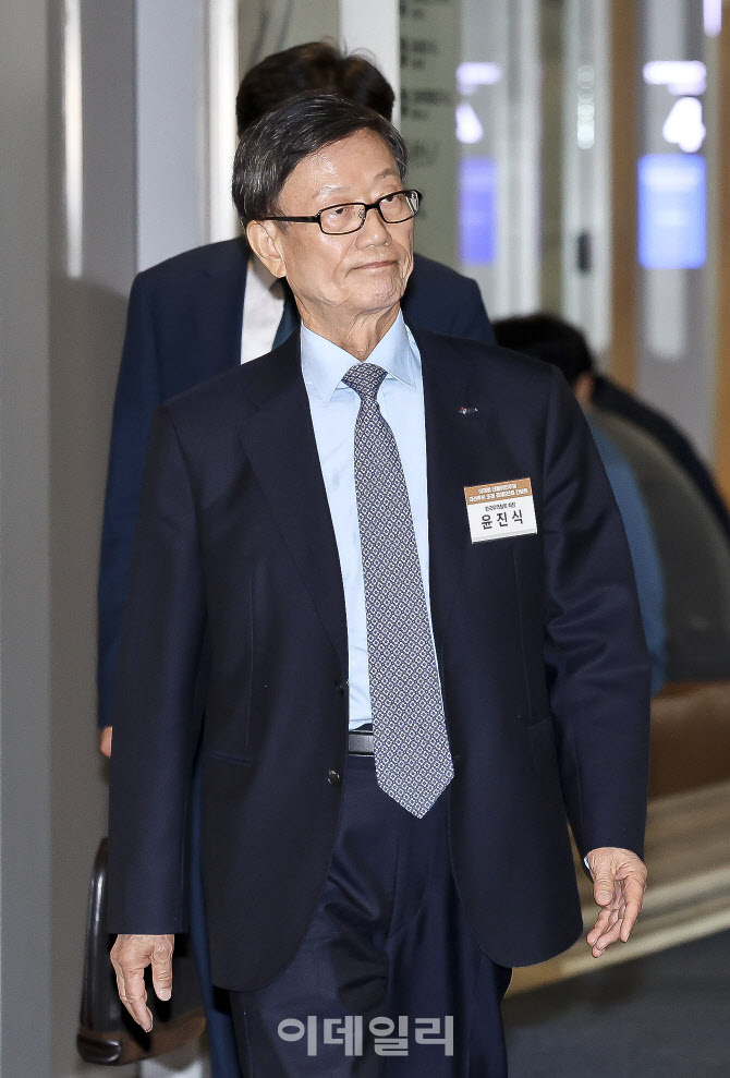 [포토]이재명 더불어민주당 대선후보-경제5단체장 간담회 참석하는 윤진식 한국무역협회장