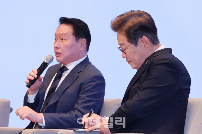 [포토]메모하는 이재명 후보