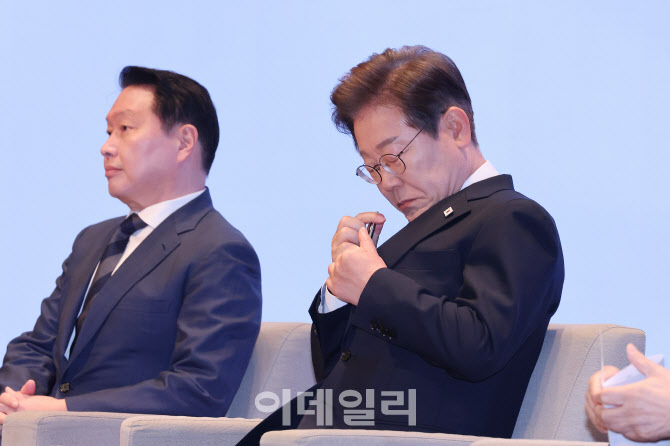[포토]메모 준비하는 이재명 후보