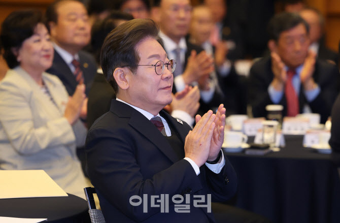[포토]박수치는 이재명 더불어민주당 대선후보