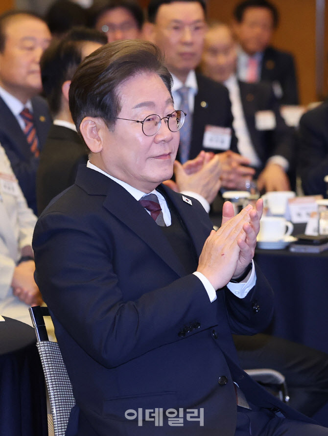 [포토]박수치는 이재명 대선후보