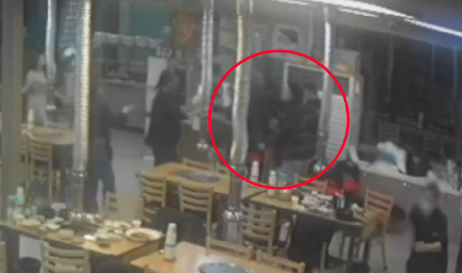 "시끄럽다" 지적에 음식점 식탁 던지고 패싸움한 MZ조폭 결국