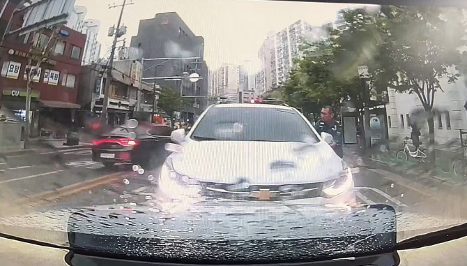 서울 대로서 역주행한 ‘무의식’ 운전자…경찰차가 막았다