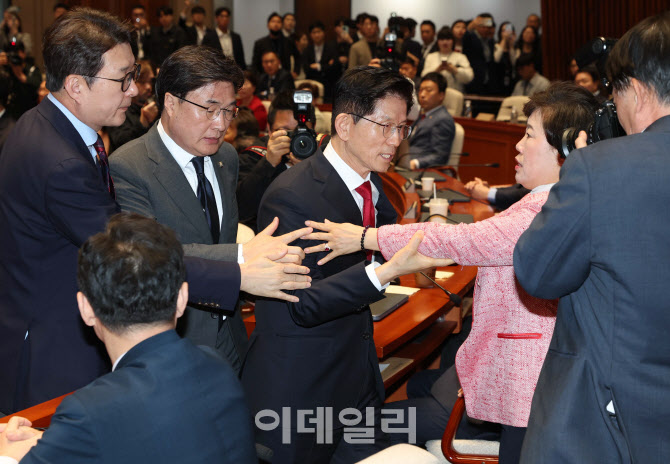 김문수 "나를 끌어내리려 온갖 불법 동원"…강제 단일화 거부