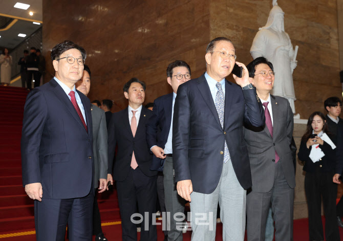 [포토]김문수 기다리는 권영세-권성동