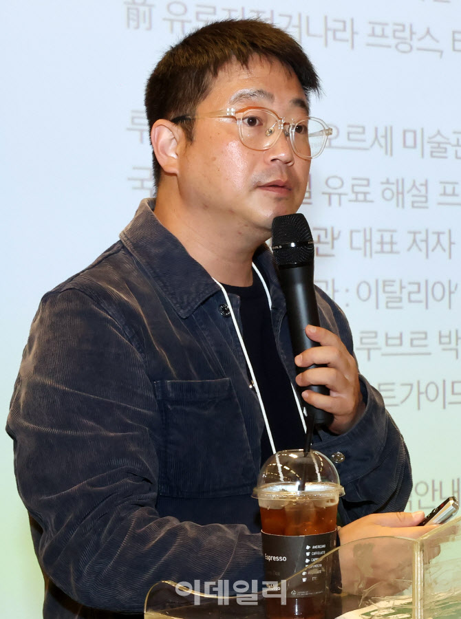 [포토] 'AI시대에도 살아남을 직업, 가이드'란 주제로 강연하는 이용규 트래블레이블 대표