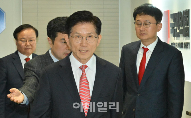 [포토]대선 후보자 사무실 향하는 김문수 국민의힘 대선 후보