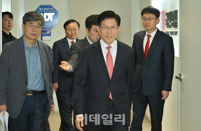 [포토]사무실 향하는 김문수 국민의힘 대선 후보