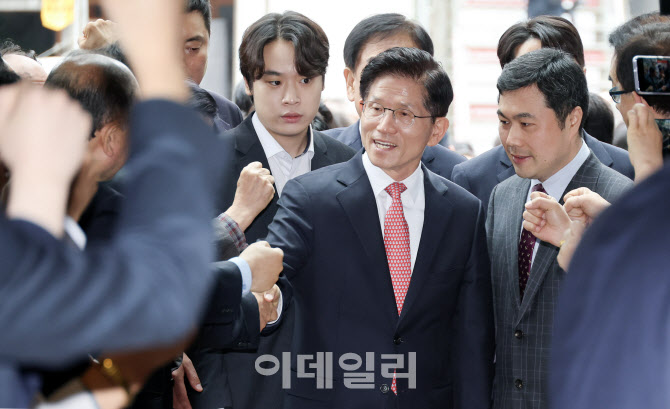 [포토]축하받는 김문수 국민의힘 대선 후보