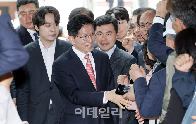 [포토]지지자들 축하받는 김문수 국민의힘 대선 후보
