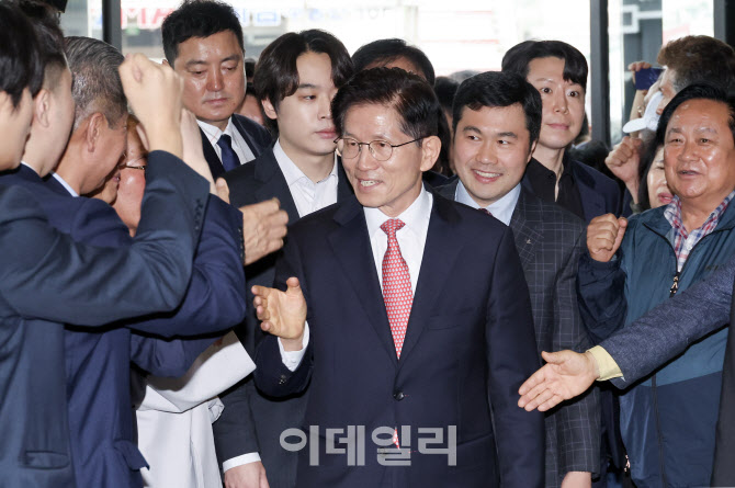 [포토]지지자들 축하받는 김문수