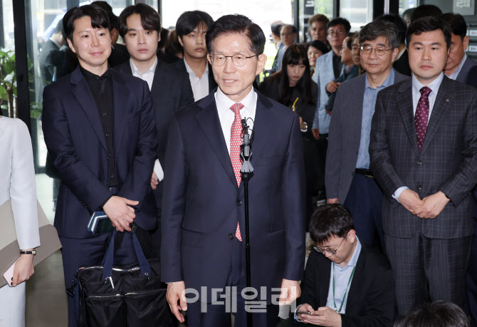 [포토]취재진 질의에 답하는 김문수 국민의힘 대선후보