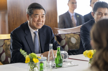 美中 “상당한 진전”…美기업들 中주문 재개 신호탄 될까?
