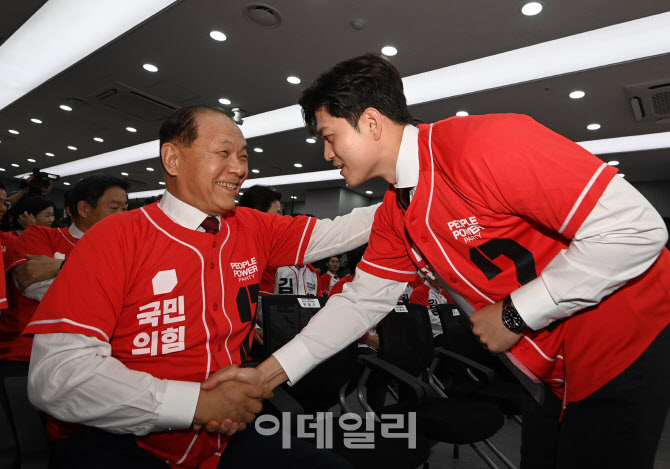 [포토]인사 나누는 황우여 위원장-김용태 위원장