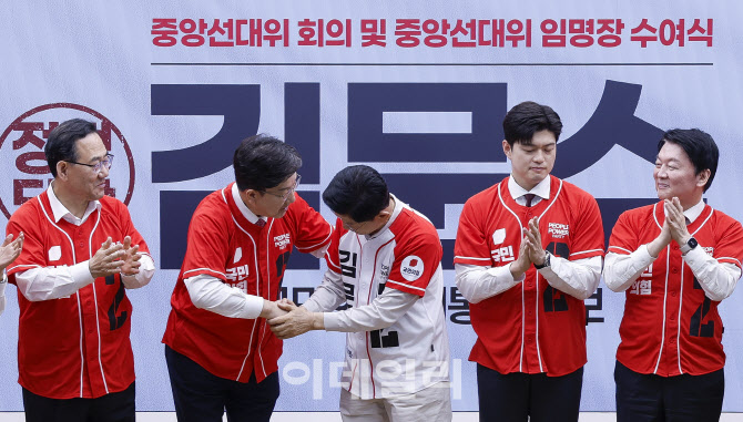 [포토]권성동 선대위원장과 인사하는 김문수 대선 후보