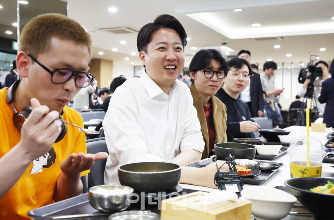 [포토]'연세대 학생들과 점심 식사하는 이준석'