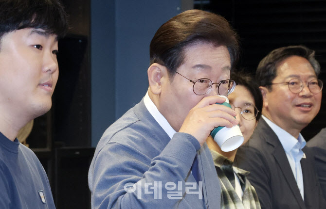 [포토]판교 IT개발자 2030 직장인들과 만난 이재명 더불어민주당 대선 후보