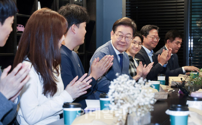[포토]2030 직장인들과 만난 이재명 더불어민주당 대선 후보