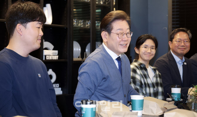[포토]판교 직장인들과 만난 이재명 더불어민주당 대선 후보