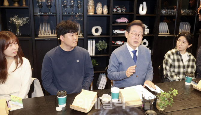 [포토]판교 직장인들과 만난 이재명