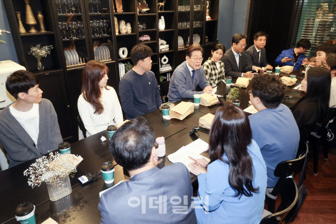 [포토]판교 직장인들과 간담회 갖는 이재명