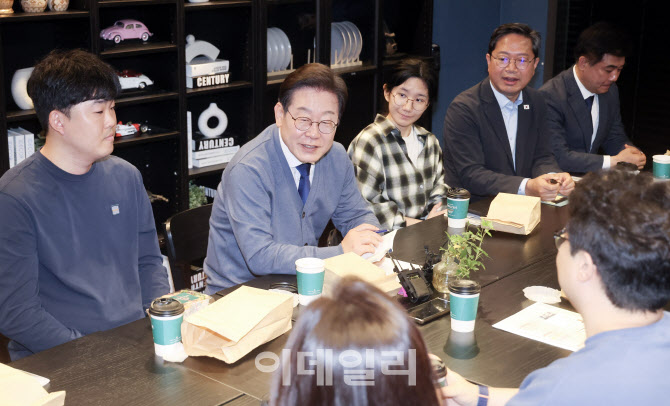[포토]판교 직장인들과 간담회 갖는 이재명 후보