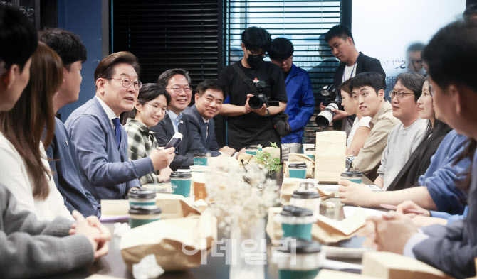 [포토]판교 IT 직장인들과 간담회 갖는 이재명 후보