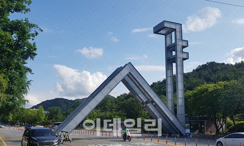 "시진핑 자료실이 왜 있어"…서울대 난동 40대男 구속 송치