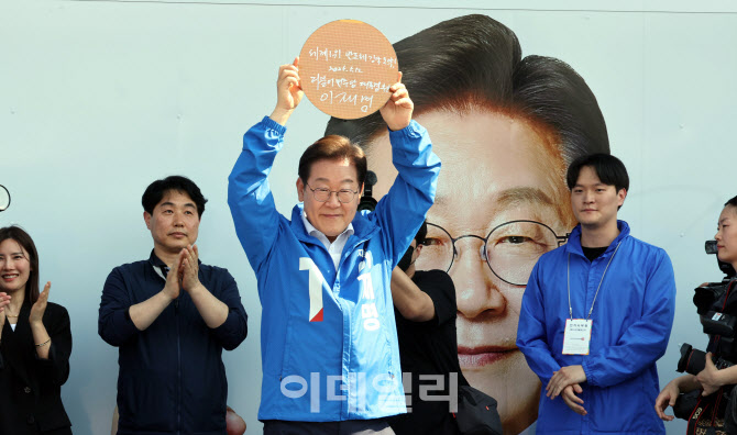 [포토]이재명 대선 후보, '세계 1위 반도체 강국 도약!'