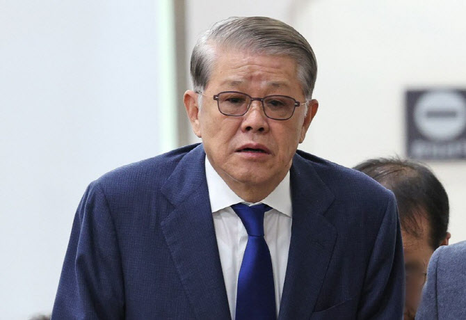 최신원 전 SK네트웍스 회장, SK㈜ 지분 전량 매도