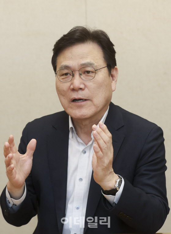 "규제 개선 의지 보여야 외국인 투자자 돌아온다"