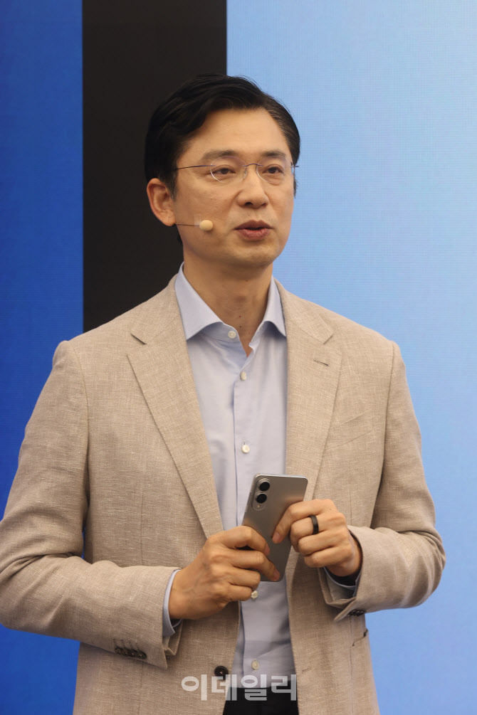 [포토]갤럭시 S25 엣지 선보인 임성택 부사장